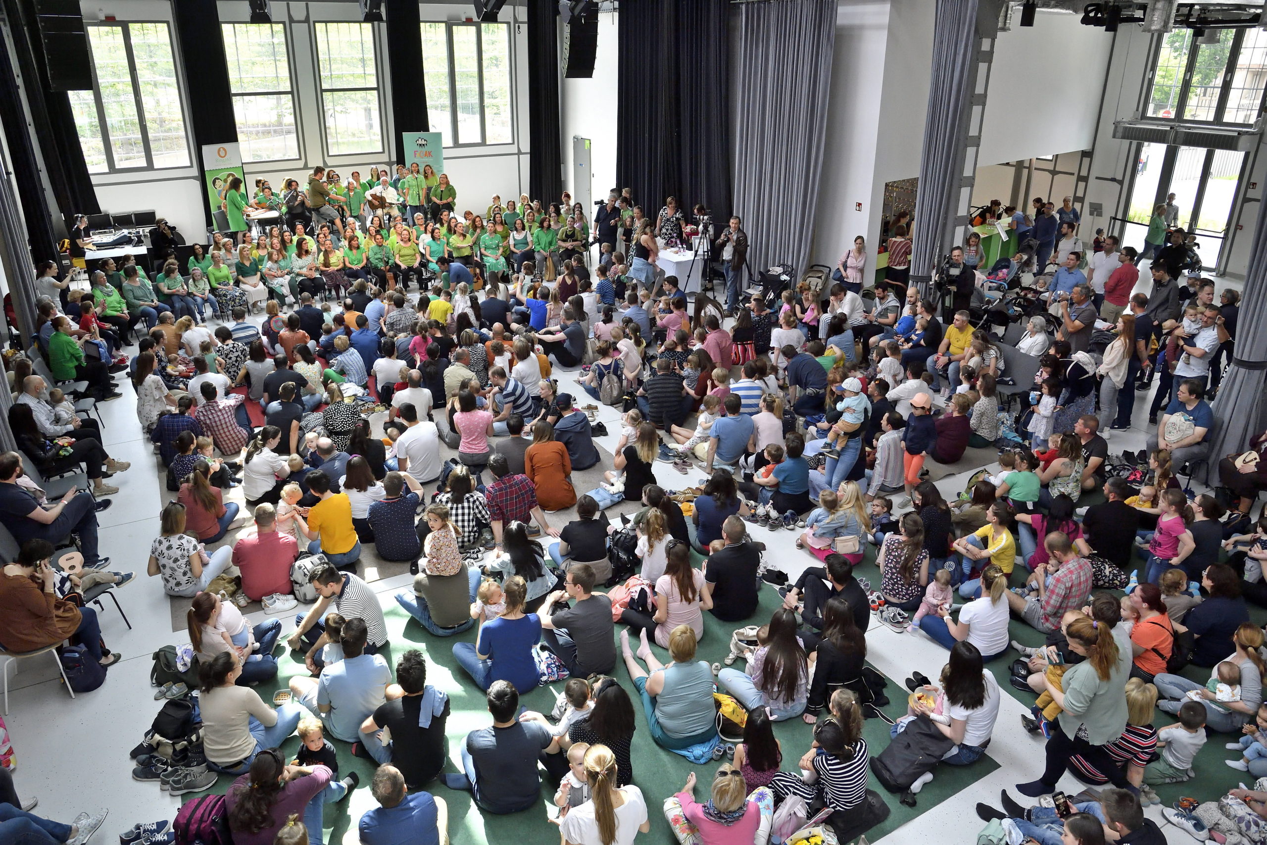 Ezer család énekel