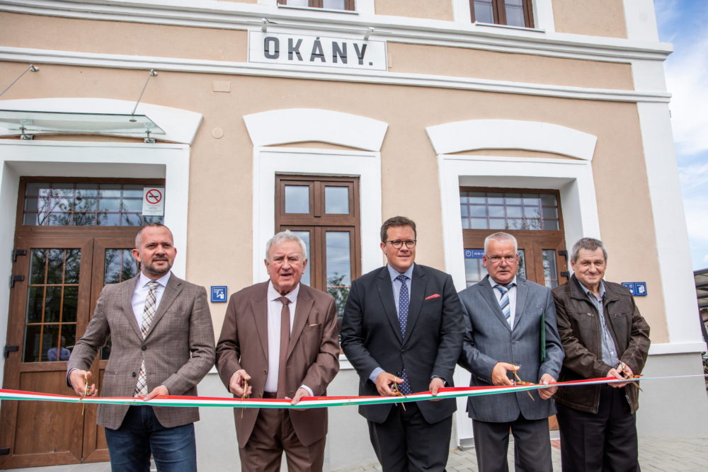 Átadták a felújított vasútállomás épületét Okányban