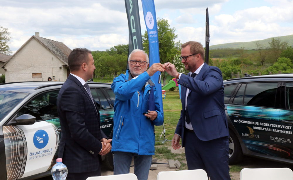 Autókkal segítik az Ökumenikus Segélyszervezet munkáját