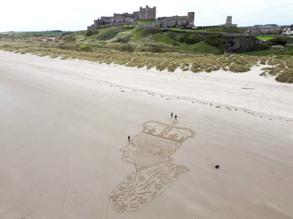 III. Károly brit királyt ábrázoló homokrajz