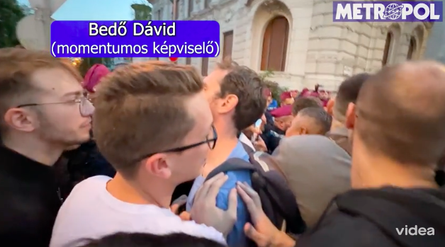 Itt a videóbizonyíték: baloldali politikusok rontottak a rendőrökre