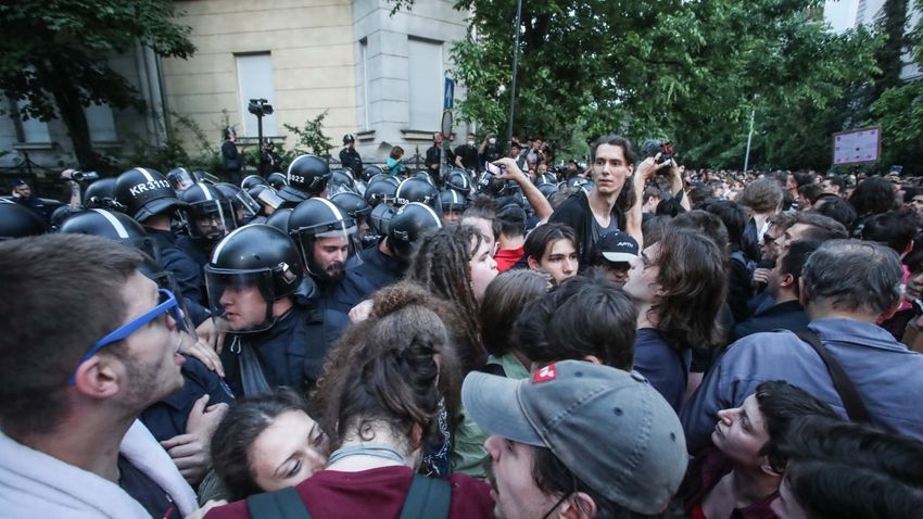 Nekimentek a tüntetők a rendőrsorfalnak a Lendvay utcában