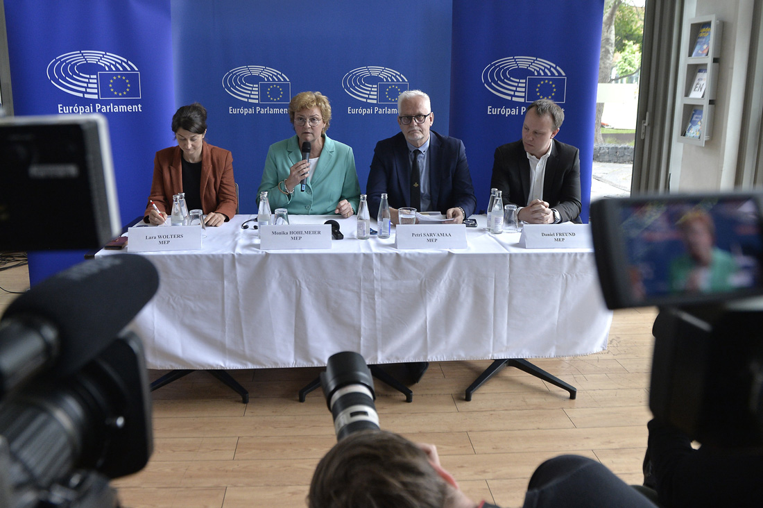 Nem oszt, nem szoroz