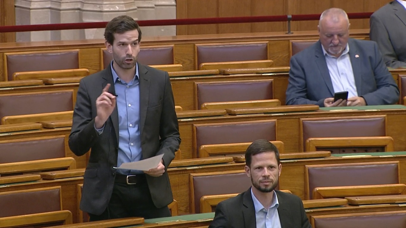 Fegyőr: Valóban kihagyhatatlan volt Navracsics Tibor számára az a babgulyás?