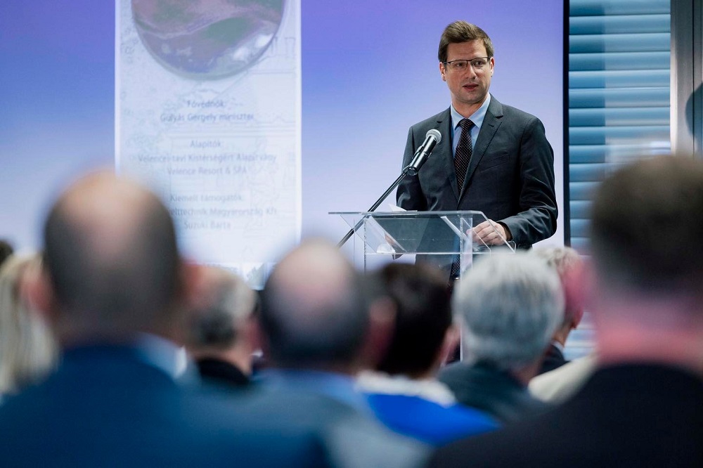 Esővel nyitotta meg a turisztikai évadot a Velencei-tónál Gulyás Gergely