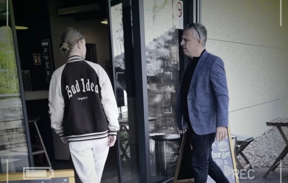 Ugyanaz az ember tűnik fel a dollárbaloldal akciói mögött