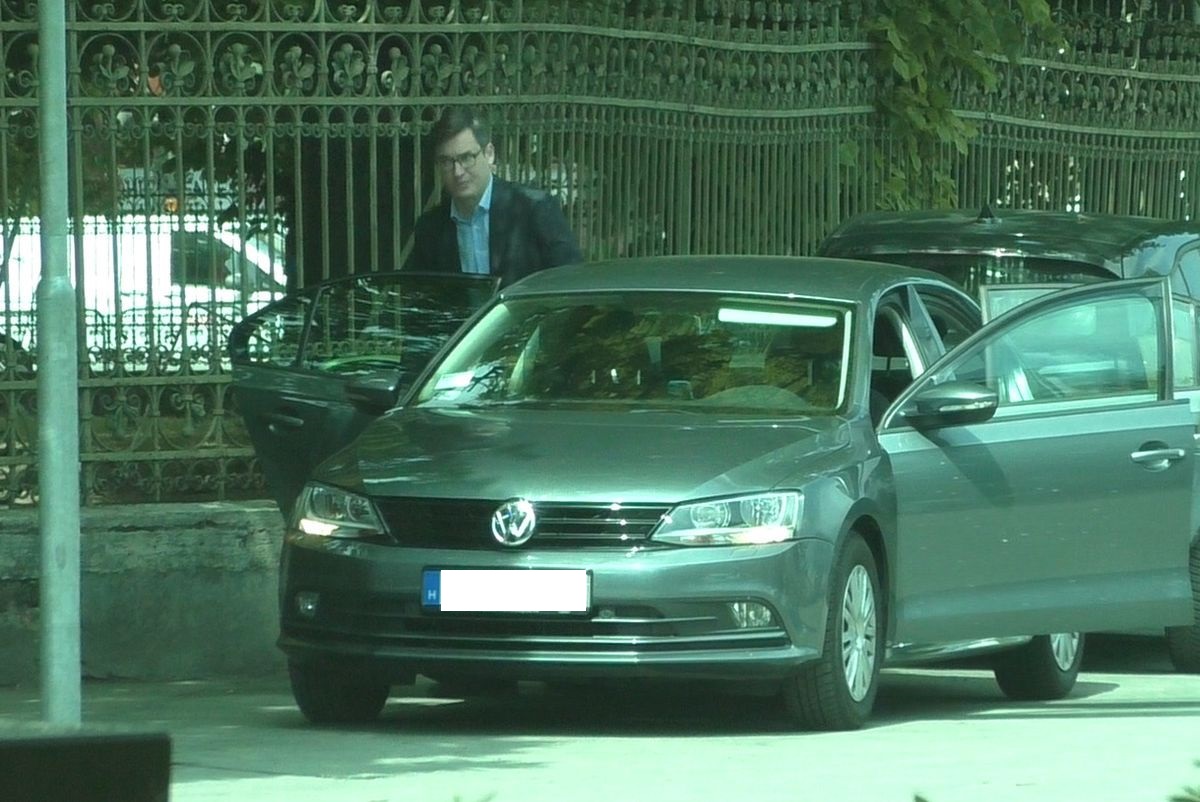 Karácsony megint a szolgálati kocsit választotta a tömegközlekedés helyett