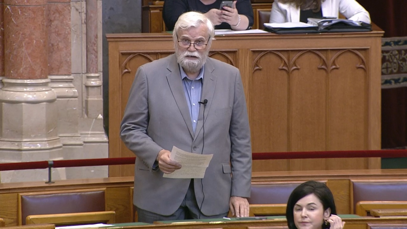 Mellár: nemcsak a lónak a lába, hanem az egész ló kilóg