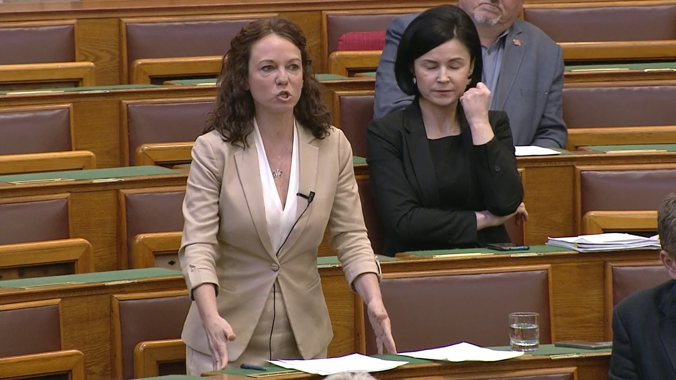 Böjte Csabát gyalázta a parlamentben Szabó Tímea