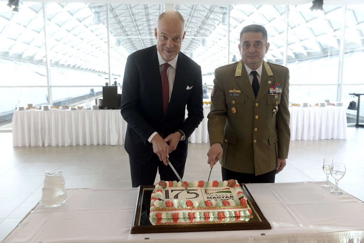 Szövetségbe hívja a magyar fiatalokat a honvédelmi miniszter