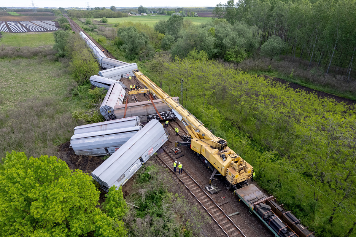 Megkezdték a kisiklott teherkocsik műszaki mentését
