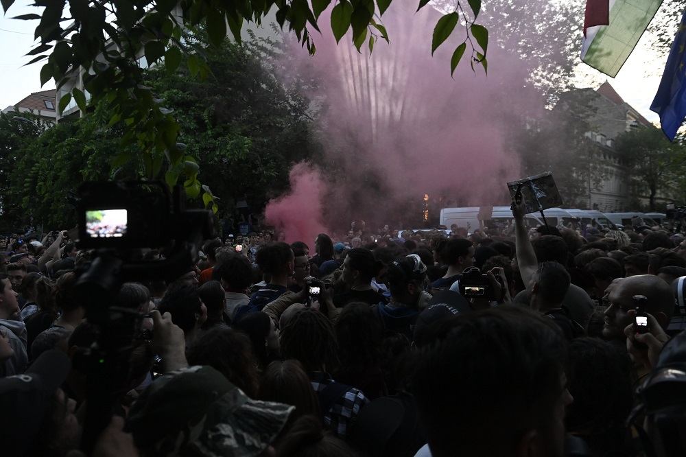 Egy órán keresztül összehangoltan, erőszakkal próbáltak áttörni a rendőrsorfalon
