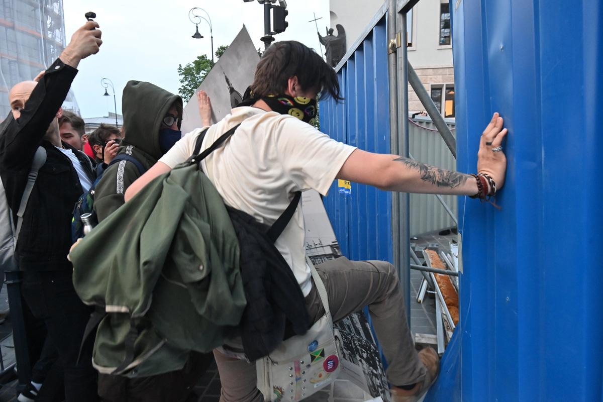 Erőszakkal belerángatni