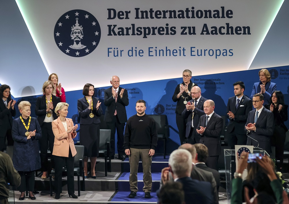 Bloomberg: „Európa új Nagy Károlyként megkoronázta az ukrán elnököt”