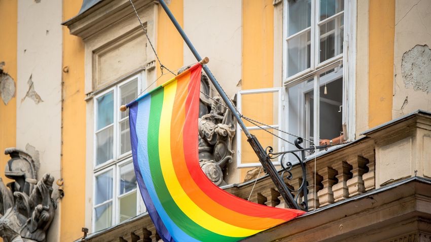 Karácsony Gergely kitűzte a szivárványos zászlót a Városházára