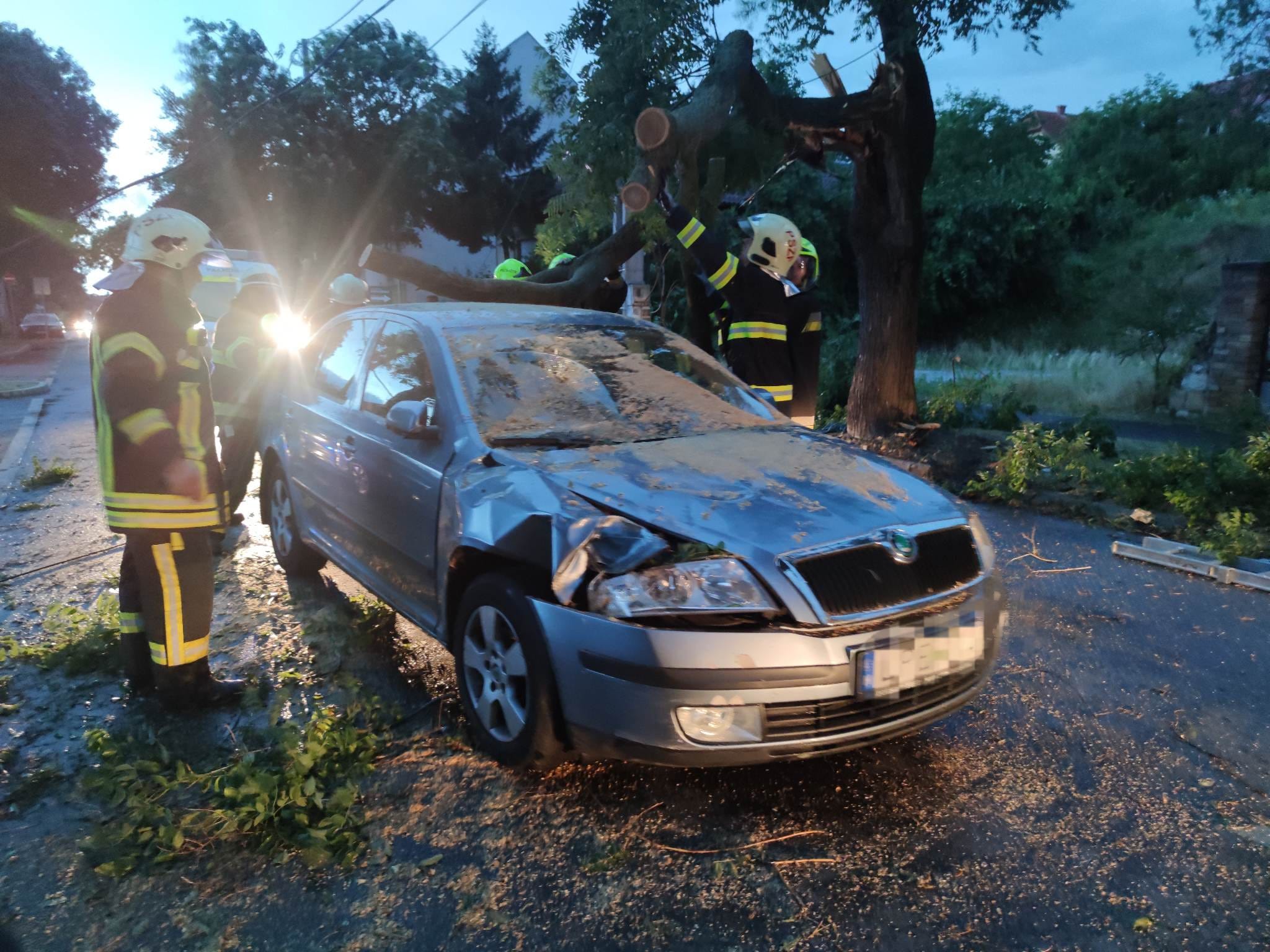 Éjszaka is dolgoztak a tűzoltók a vihar okozta károk elhárításán