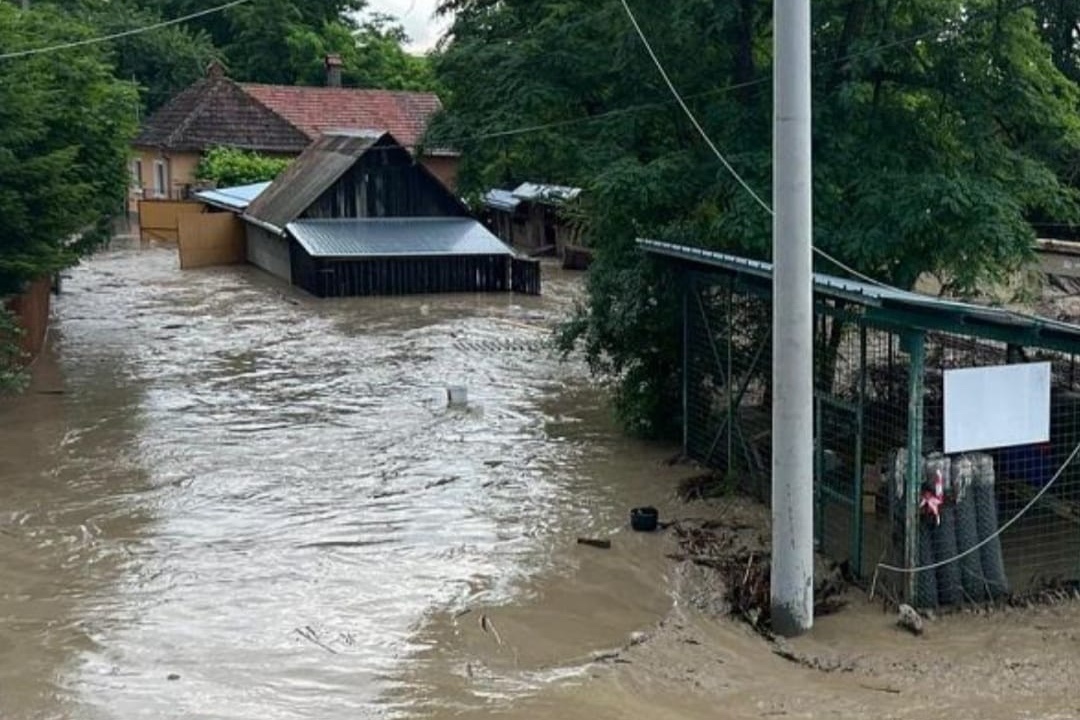 Országutakat öntött el a lezúdult csapadék Erdélyben