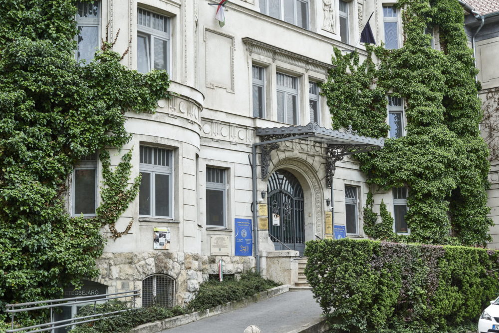 Átadták a Semmelweis Egyetem felújított műtőblokkját a városmajori klinikán