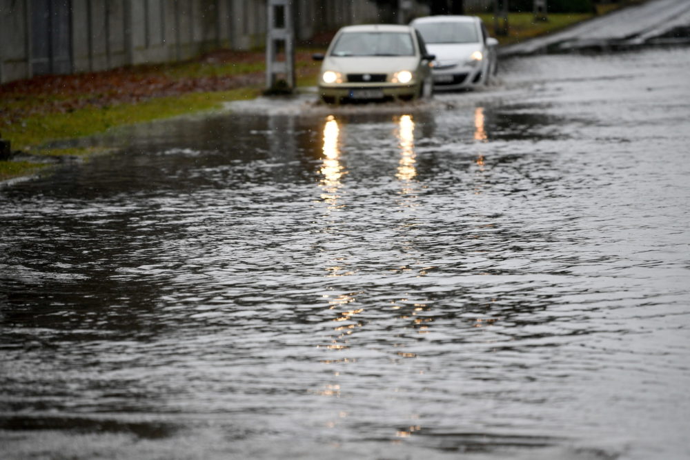 Másodfokú riasztást adtak ki több vármegyére felhőszakadás veszélye miatt