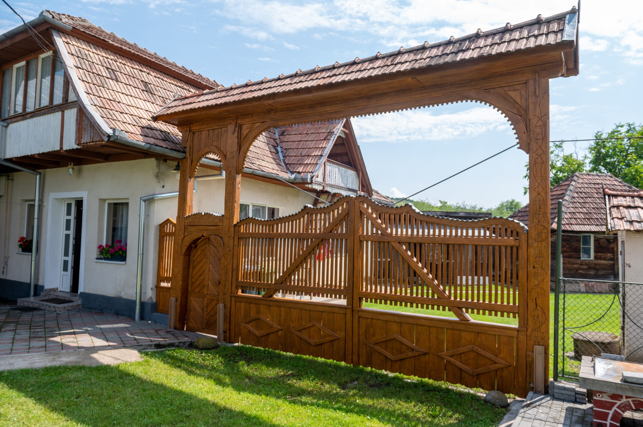 Felújított székelykapu Harasztoson