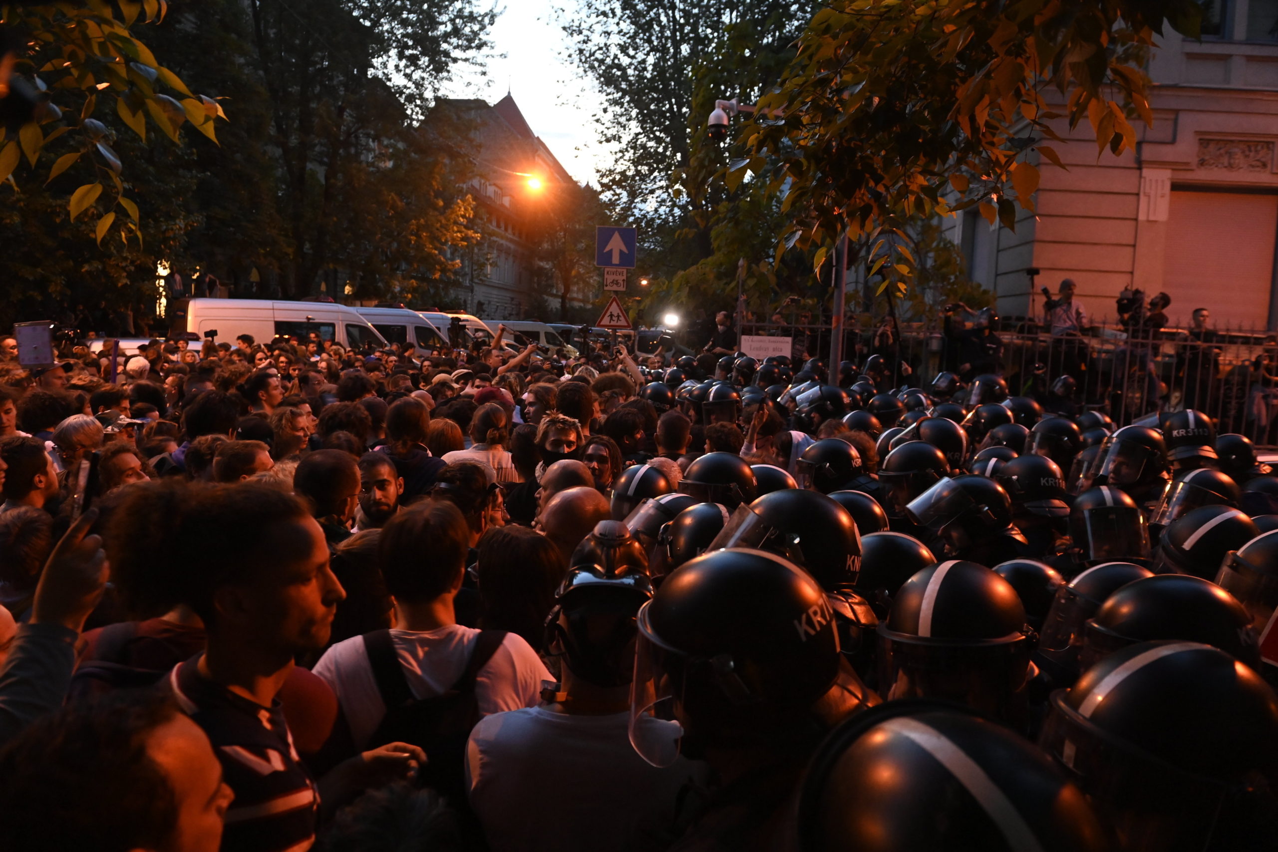 Ököllel megütött egy rendőrt, csak felfüggesztettet kapott