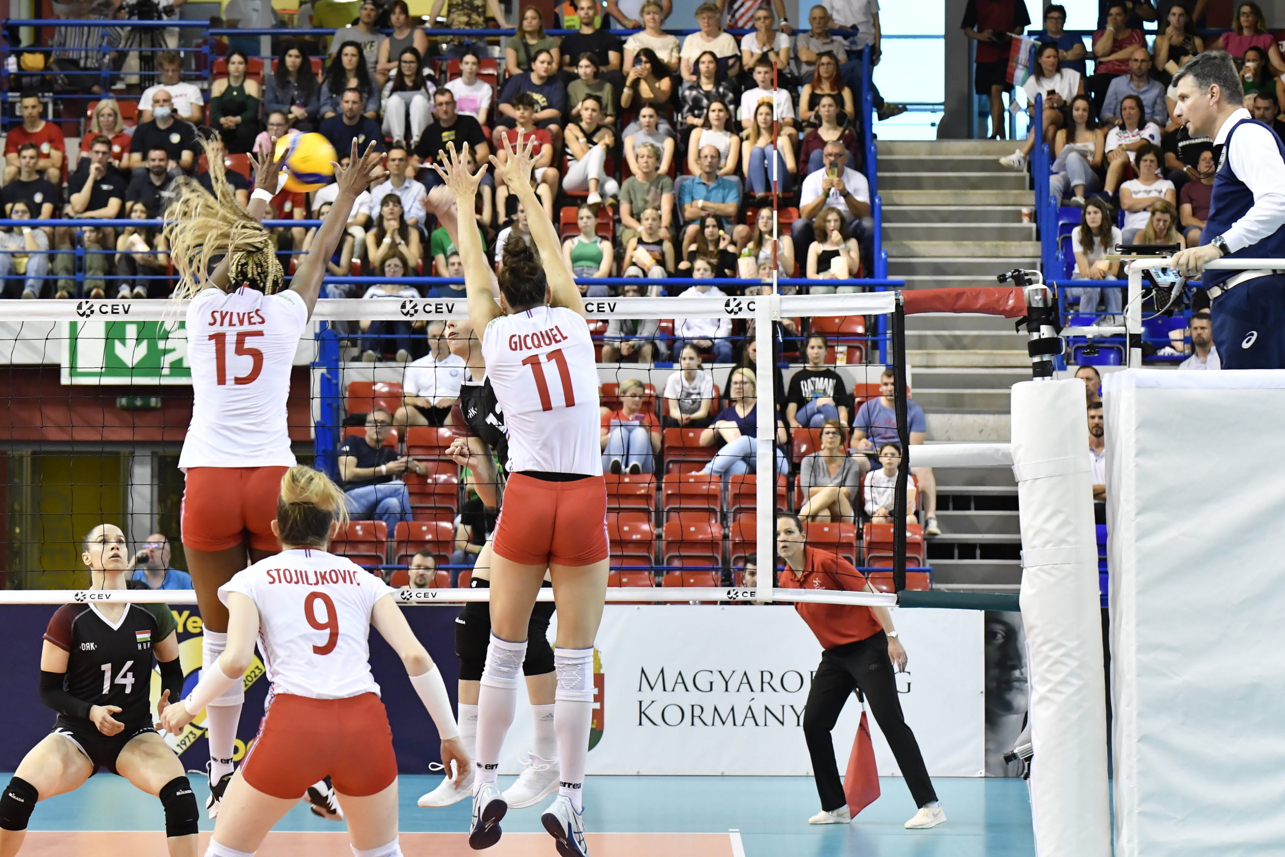 Nem juthatnak tovább a magyarok