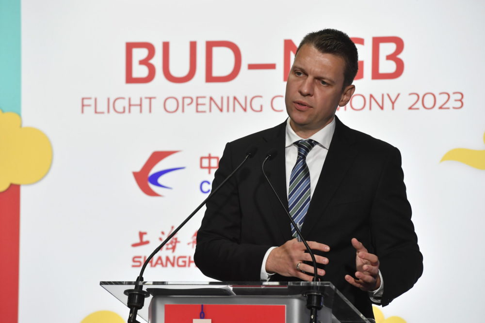 Megérkezett az első menetrend szerinti járat a kínai Ningbóból