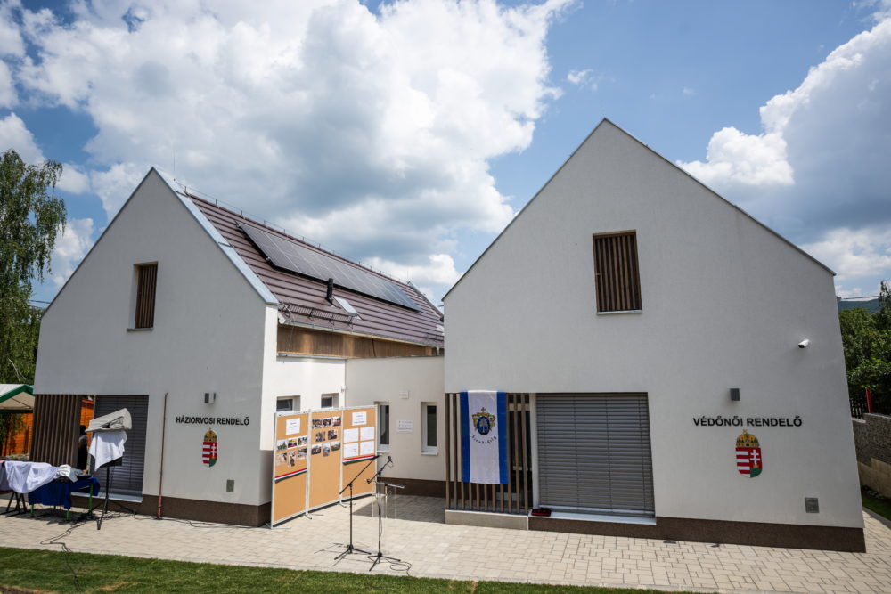 Háziorvosi és védőnői rendelőt adtak át a Nógrád vármegyei Szendehelyen