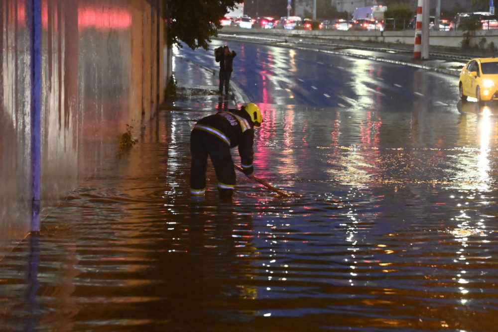 Másodfokú riasztást adtak ki több vármegyére felhőszakadás veszélye miatt
