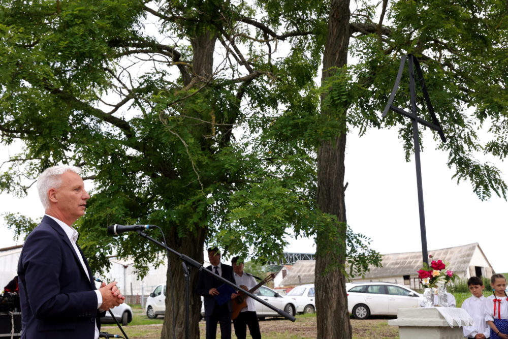 Felújított út menti feszületet avattak Tolnában