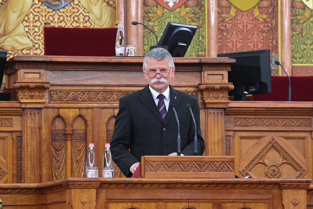 A világban növekvő bizonytalanság felértékeli a kétkezi munka becsületét