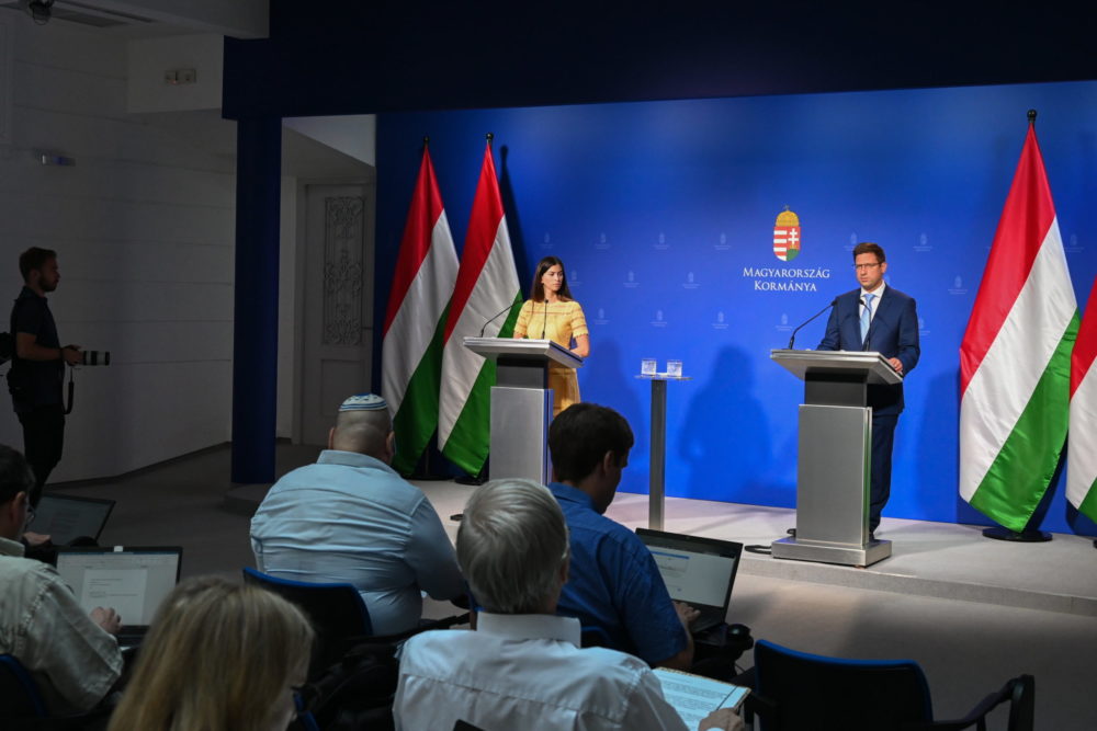 Emelkedik a babaváró támogatás és a falusi CSOK összege