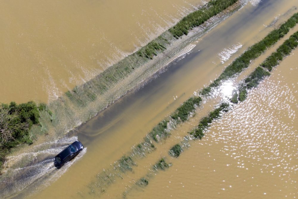 Szigeten rekedt embereket mentettek a tűzoltók Rábagyarmatnál