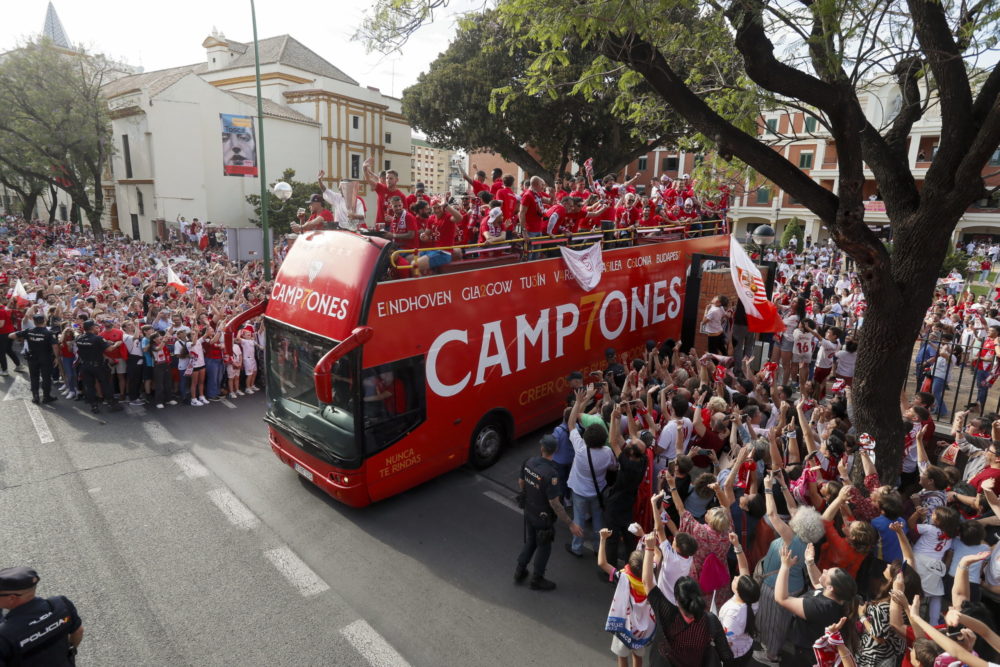 A Sevilla játékosai köszöntik a szurkolókat