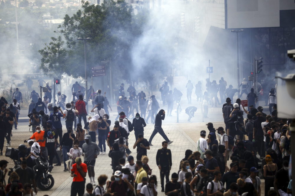 Folytatódtak a zavargások Párizs elővárosaiban