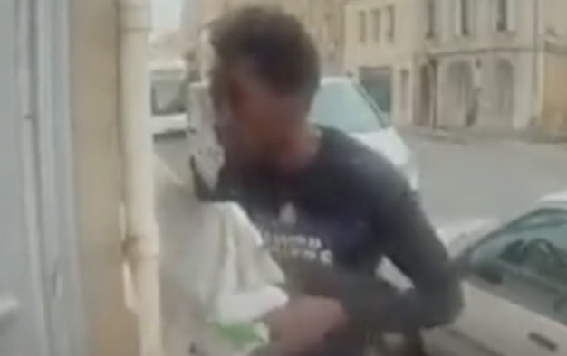 A hajánál fogva húzta a nagymamát, az unokát pedig eldobta a migráns rabló