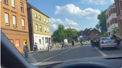 Machetével és vasrudakkal estek egymásnak a migránsok Németországban