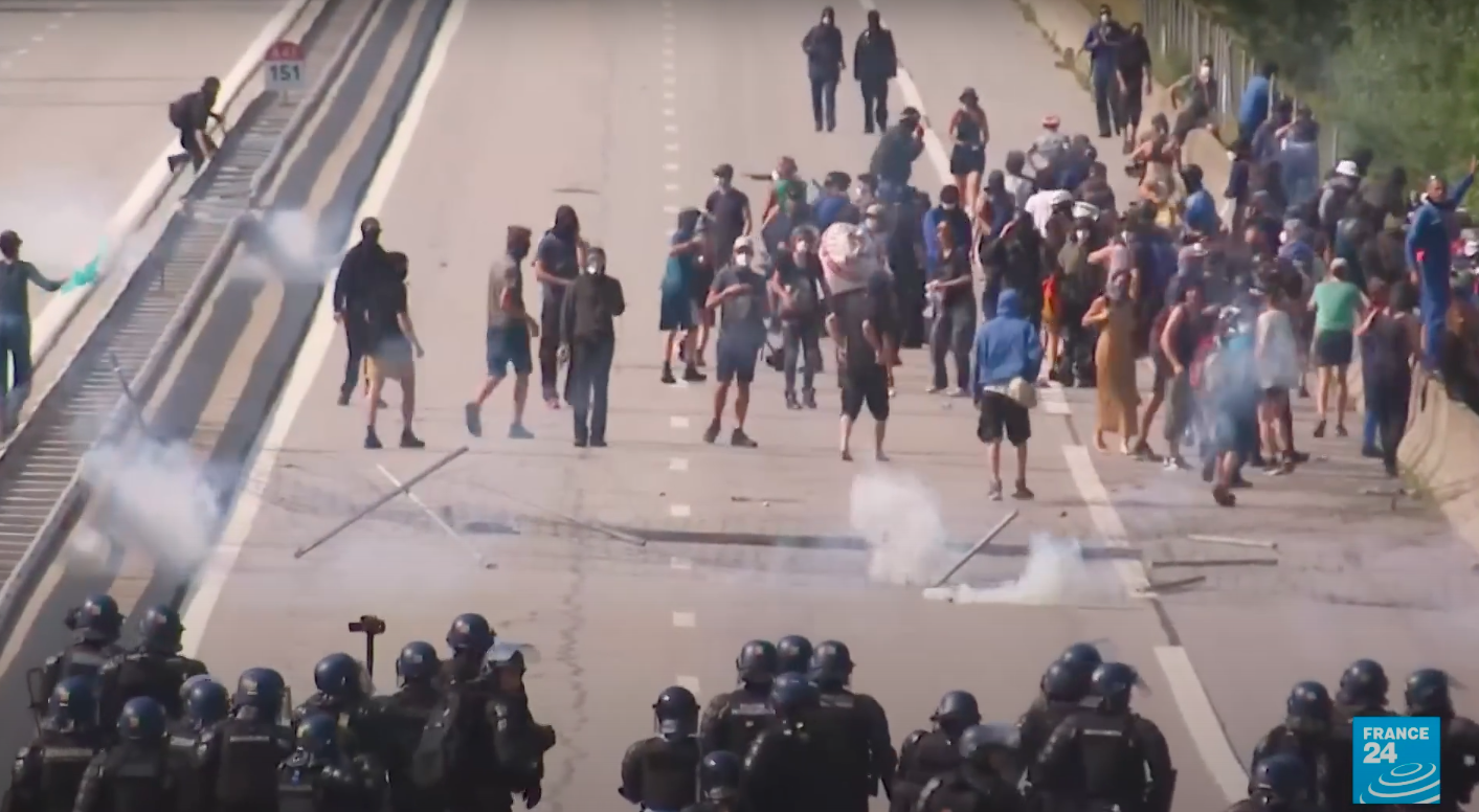 Francia rendőrök csaptak össze egy gyorsvasút ellen tüntetőkkel