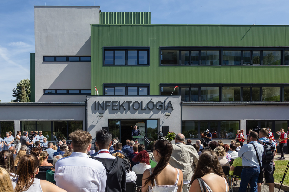 Átadták az ajkai Magyar Imre Kórház megújult infektológiai épületét