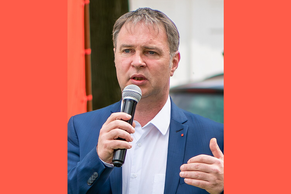 A fű- és migránsbarát pártelnök