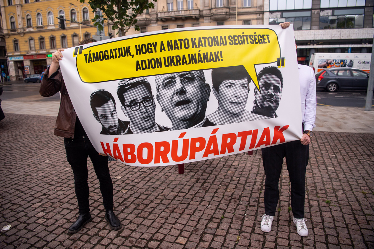 Háborúpárti állásponton a baloldal, holott az emberek békét akarnak