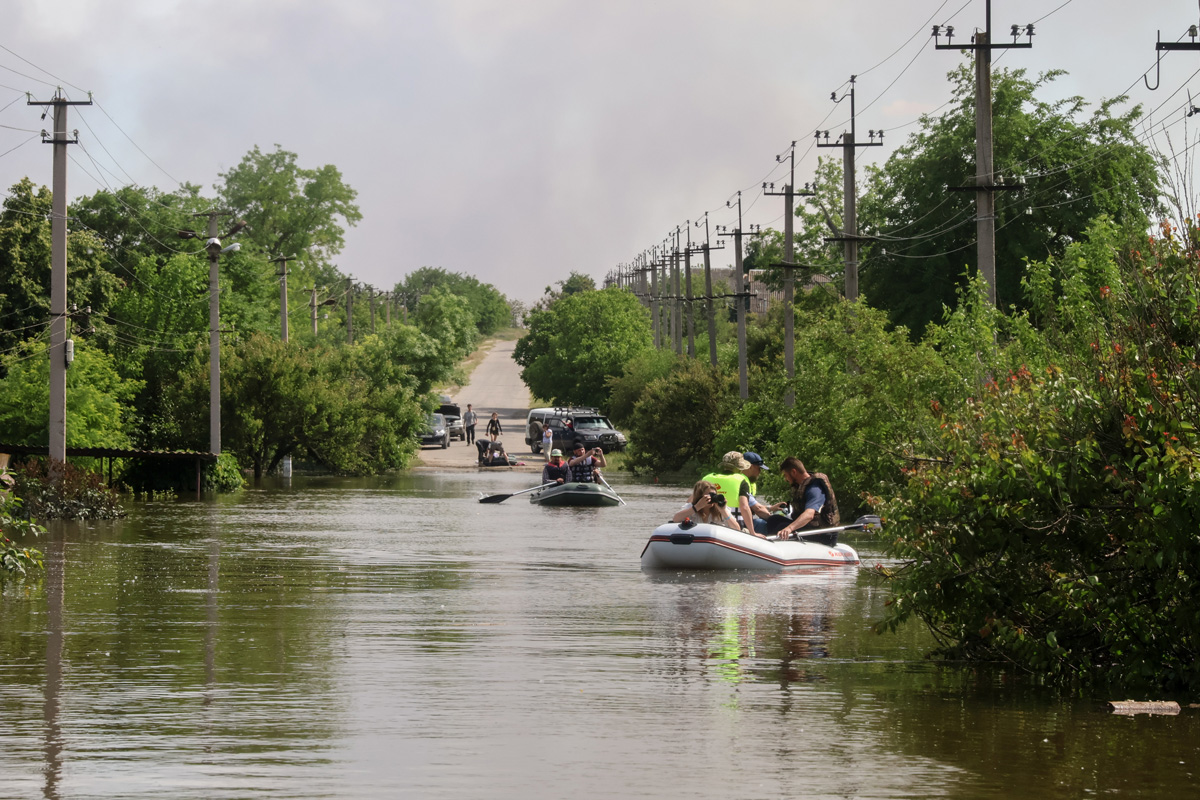 Kreml: ukrán ágyúzás közepette zajlik a mentés az elárasztott területeken