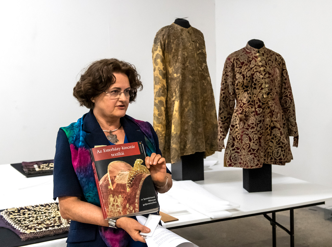 Aranyszál, csipke, rőt bársony