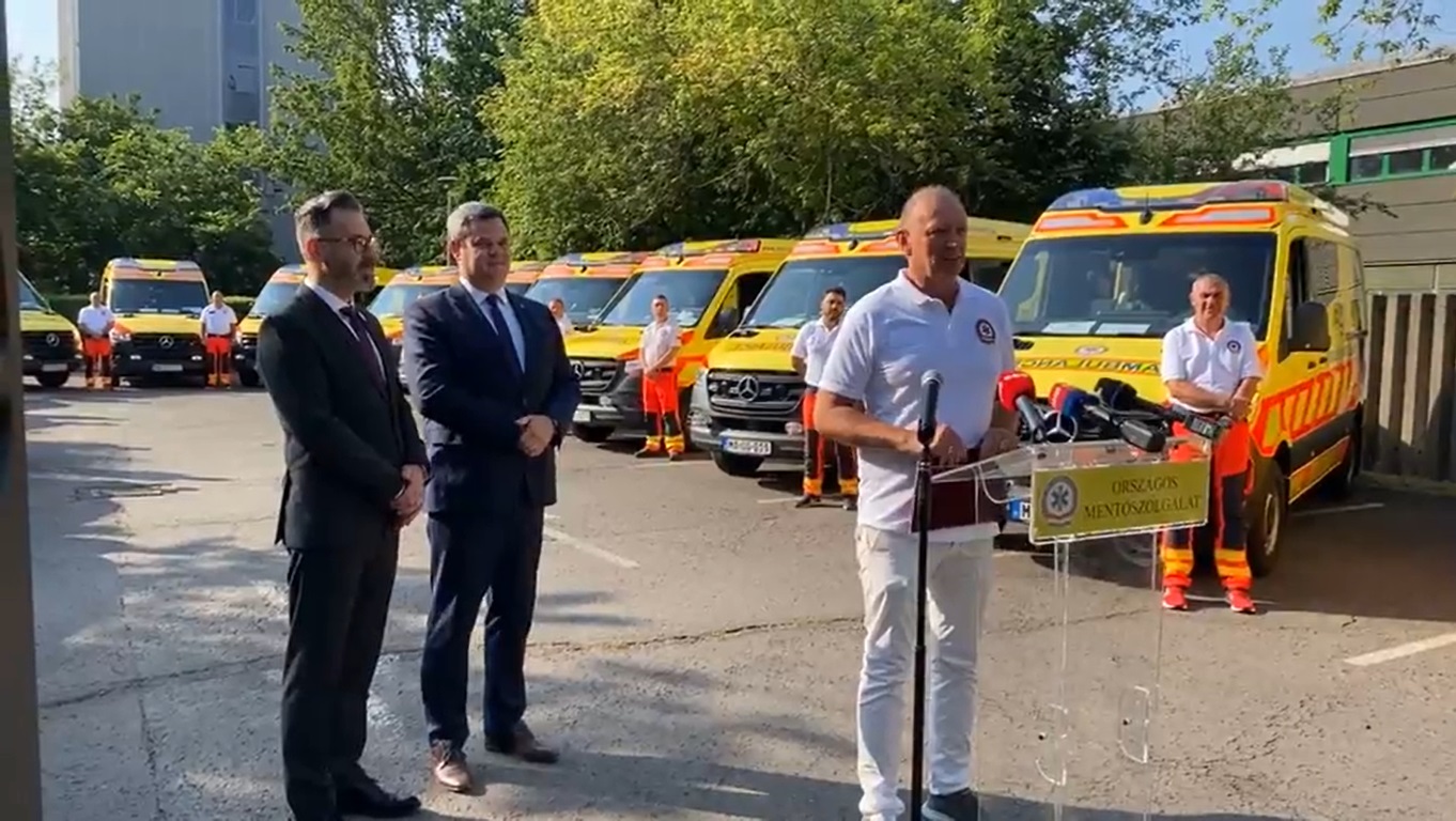 Tizenkilenc új mentőautó állt szolgálatba az Országos Mentőszolgálatnál