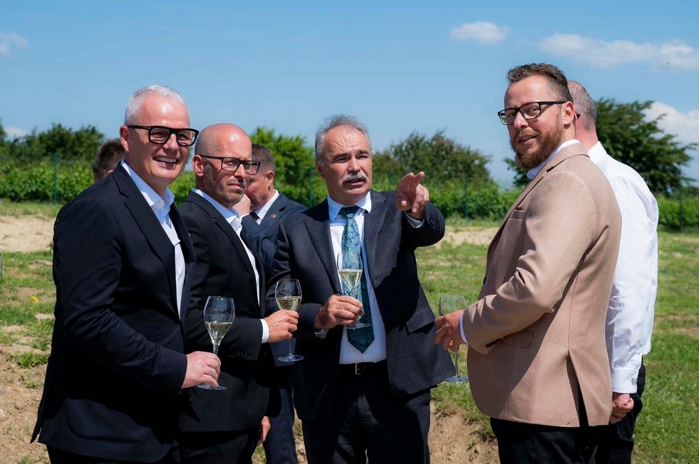 Letették egy új pezsgőüzem alapkövét Somlóvásárhelyen