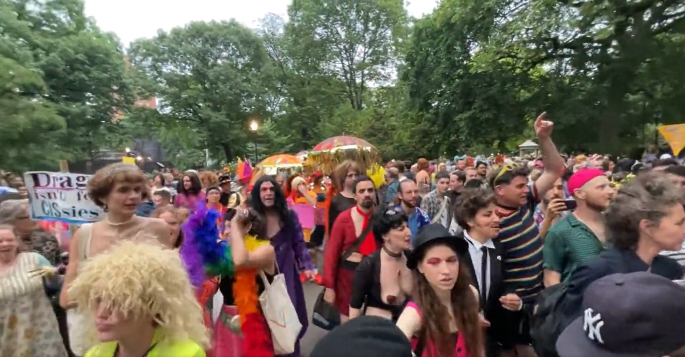 „Eljövünk a gyerekeitekért” – skandálták a felvonulók a New York-i pride-on