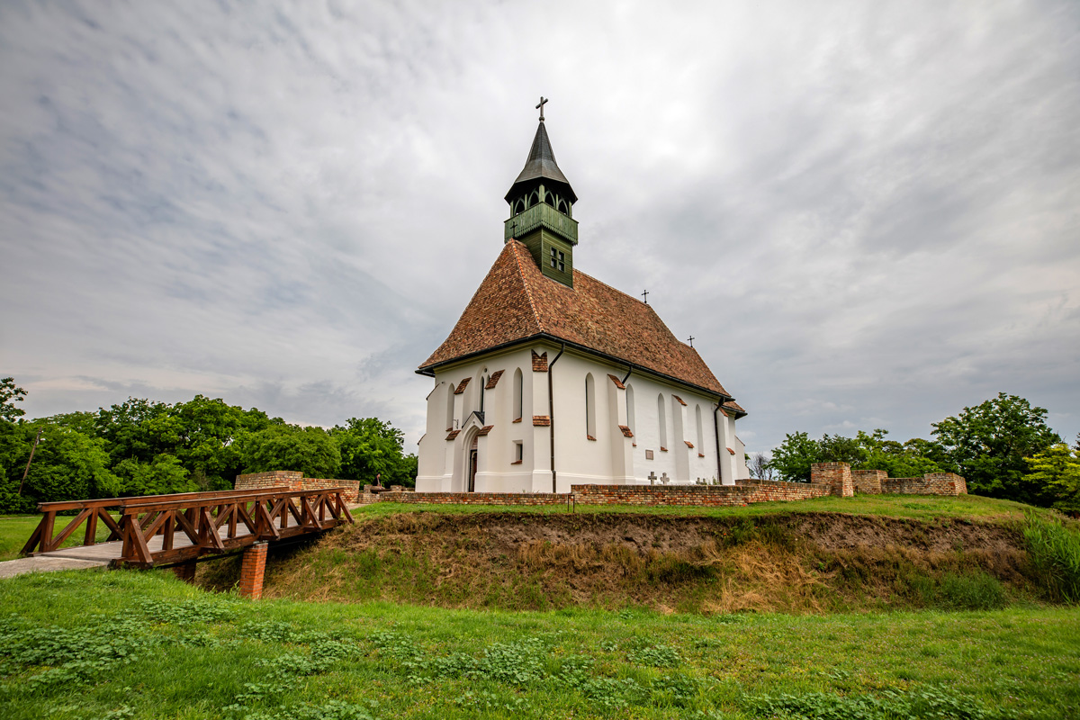 Gyöngy a kövek között