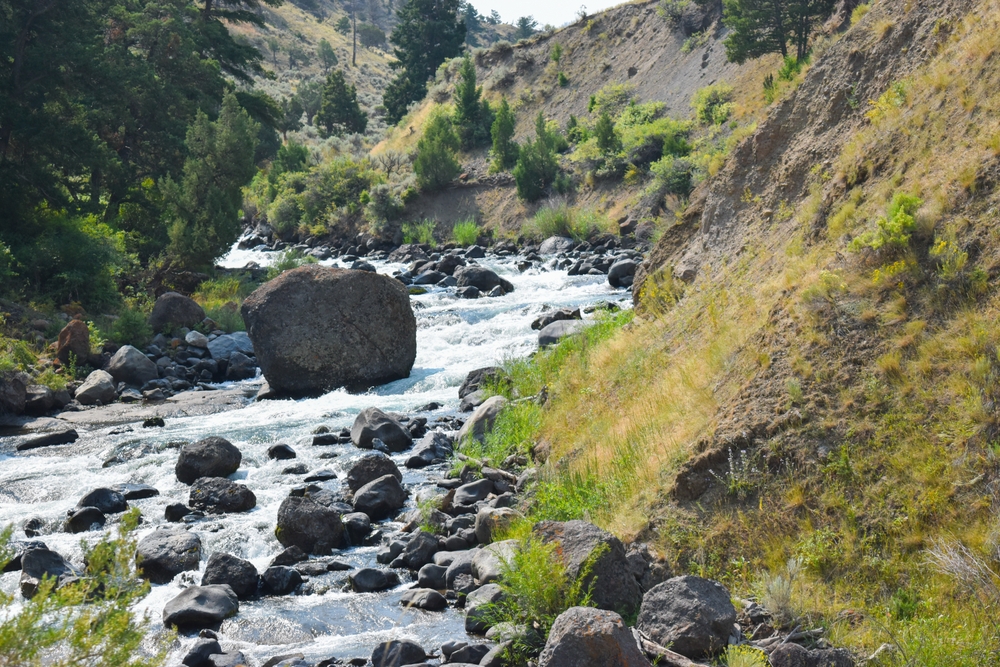Veszélyes anyagokat szállító vagonok zuhantak a Yellowstone-folyóba