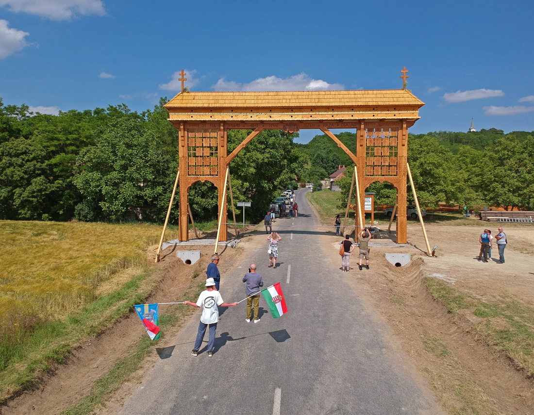 Óriási székelykaput avattak