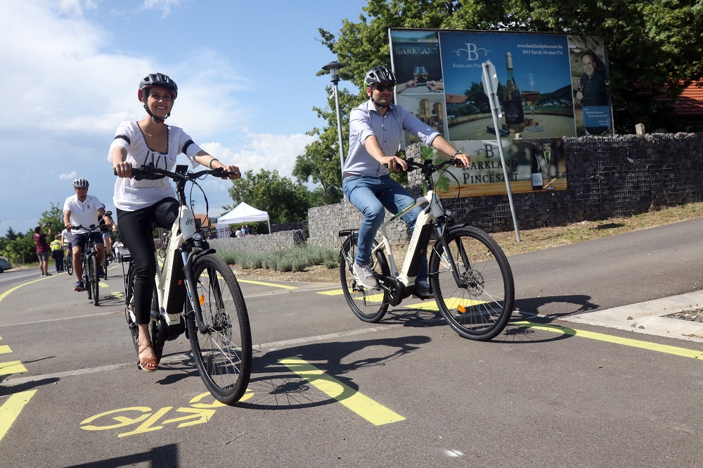Átadták a Tokaj kör kerékpáros útvonal Tarcal és Tokaj közötti szakaszát